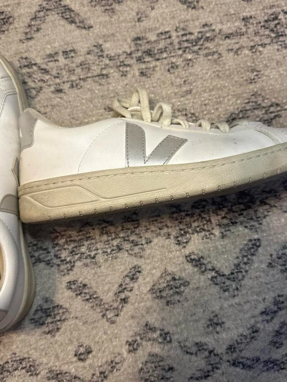 Veja Women's White Leather Low-Top Sneakers size 6